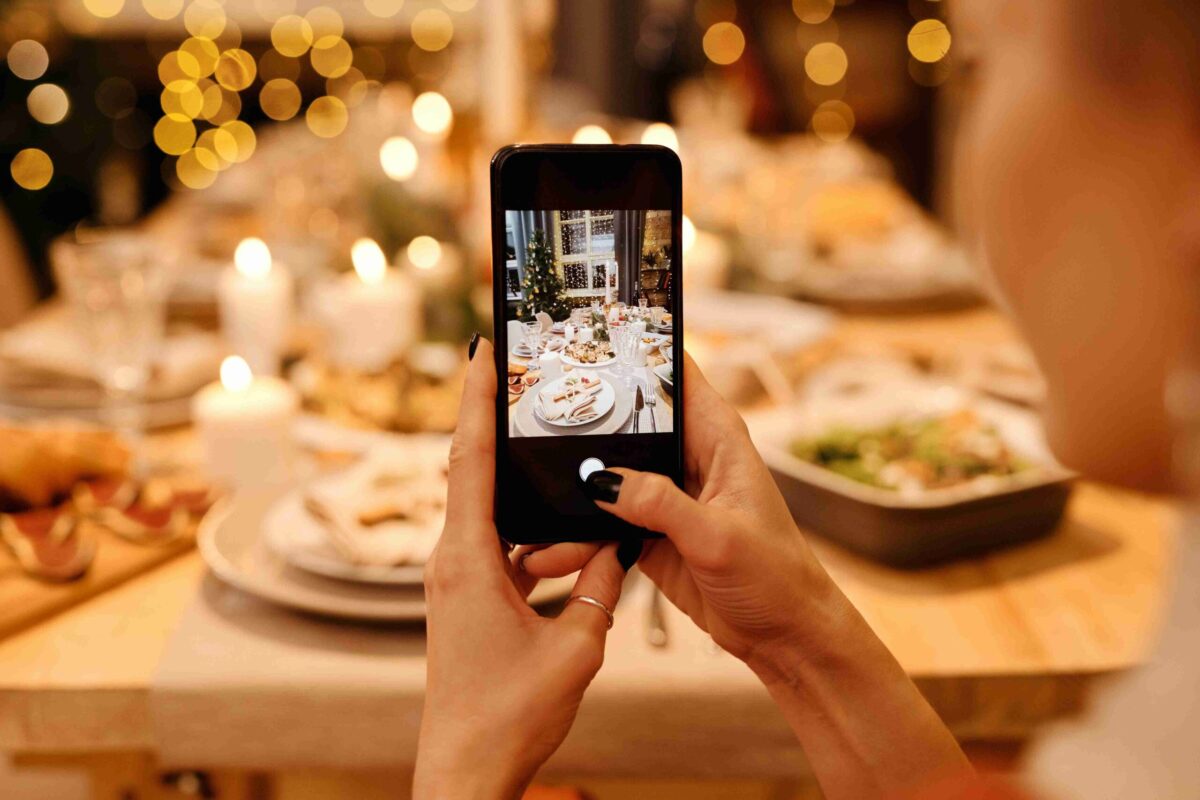 A beautiful spread of luxury dinner set decorating a tabletop